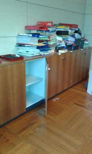 ufficio direzionale  con scrivanie rettangolari 2 x 100 e 2 x 60 - mobile basso - tavolino tondo 130 - poltroncine blu (7)